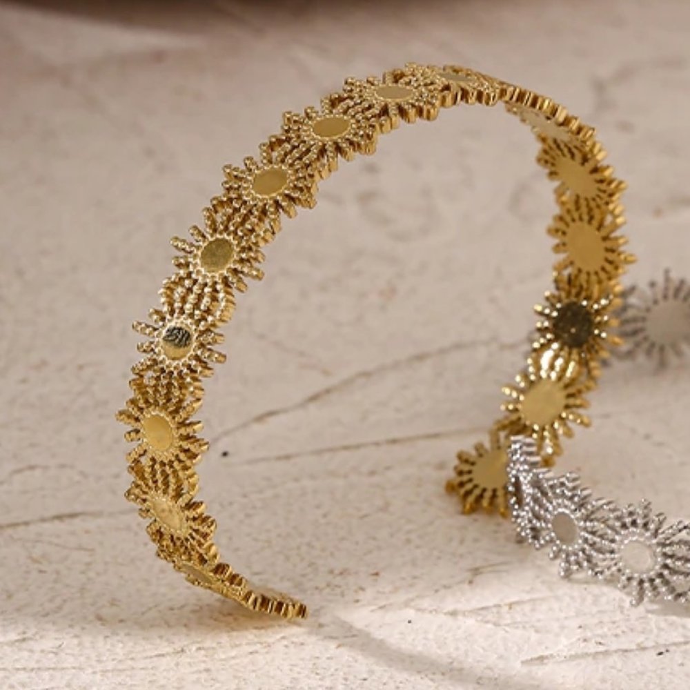 New 18K Gold Plated Daisy Flower Adjustable Cuff Bracelet - Picture 4 of 4